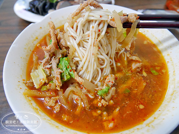 【台南‧裕忠路】忠味麵館・當地人推薦！辣到過癮的榨菜肉絲麵，小菜也是一絕 @ 翻滾吧！吃貨米粒